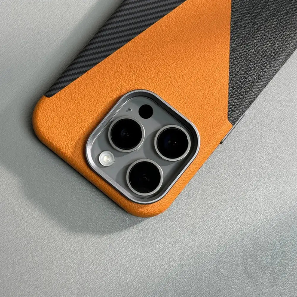 Case iPhone em Couro e Carbono com Proteção Anti-impacto Case iPhone em Couro e Carbono com Proteção Anti-impacto