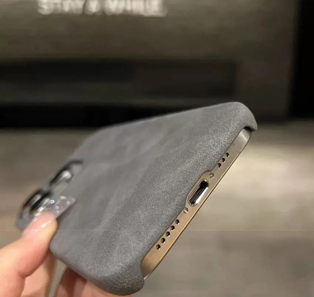 Case iPhone em camurça e design minimalista