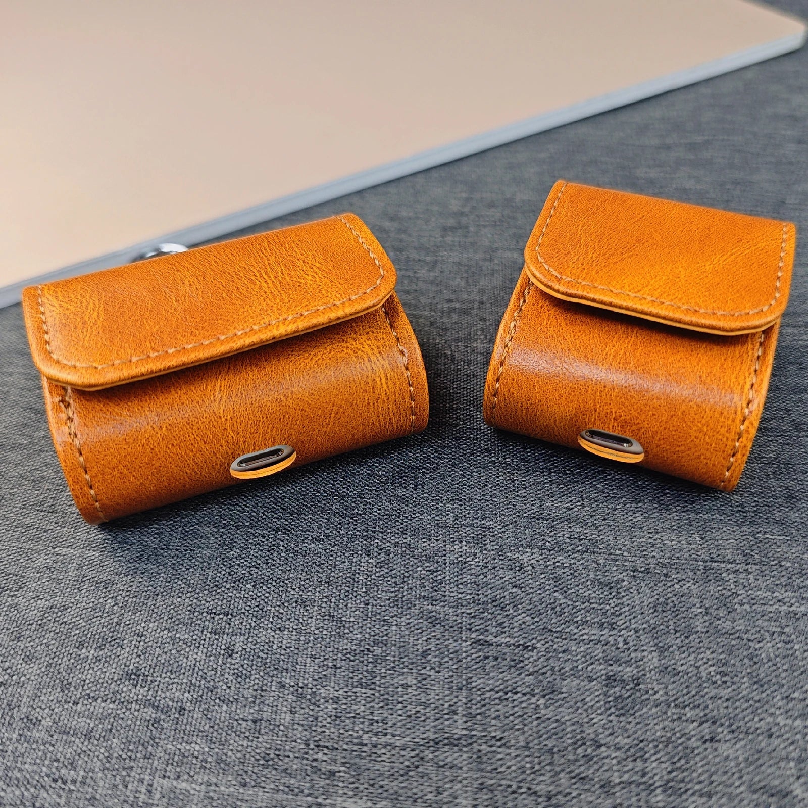 Capa AirPods Couro com Fivela Metálica - Minimal Cases