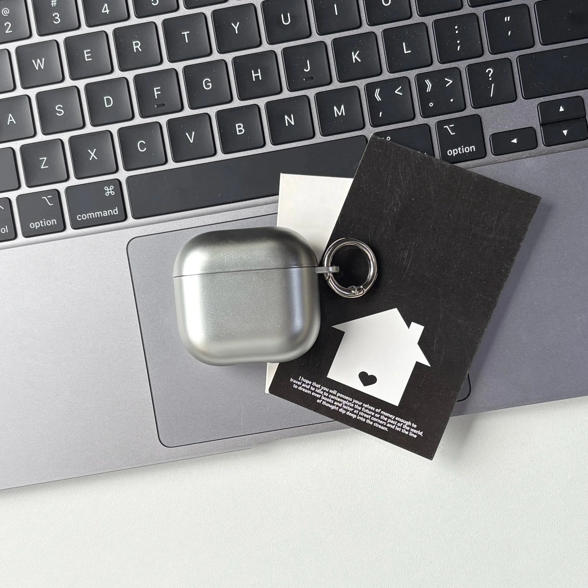 Capa AirPods Galvanizada Prata com Anel Metálico - Minimal Cases