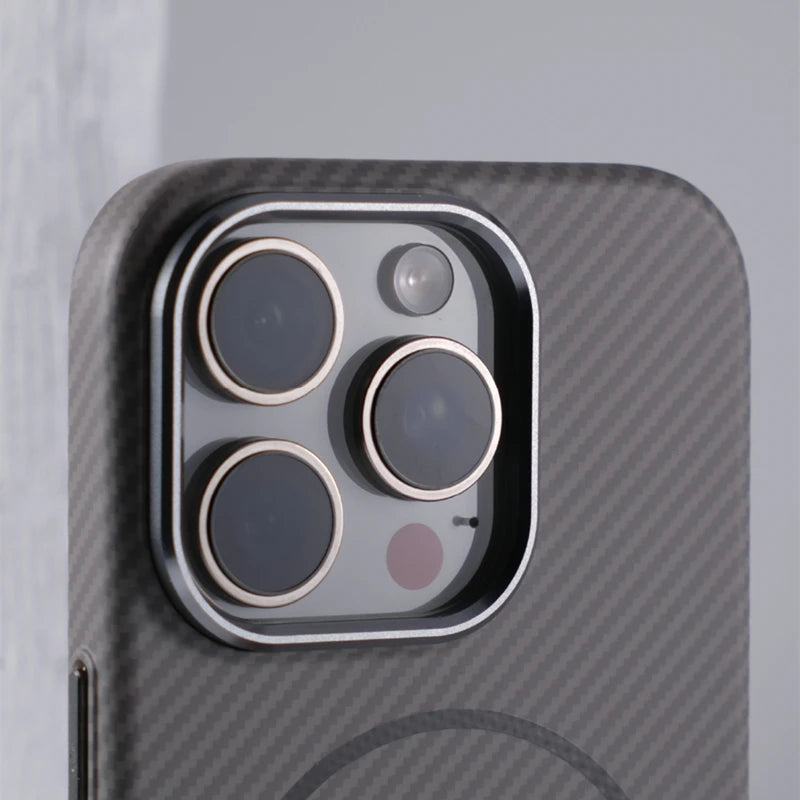 Case iPhone em Fibra de Carbono Texturada e Carregamento MagSafe