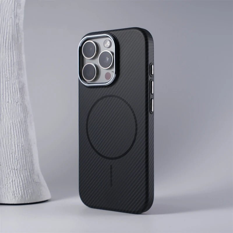 Case iPhone em Fibra de Carbono Texturada e Carregamento MagSafe - Minimal Cases